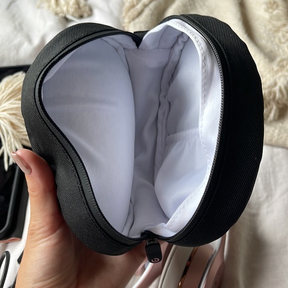 I am selling my beats solo 3. They were worn for a solid 2 months after purchase - Picture 11 of 13